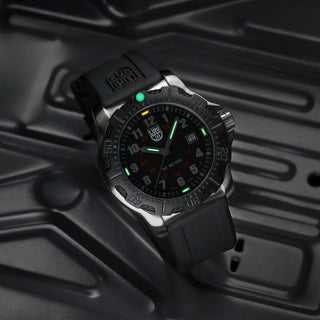 Manta Ray CARBONOX™, 45 mm, G-Collection watch - X2.2134	, UV Shot with green and orange light tubes