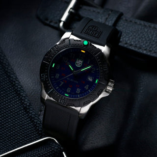 Manta Ray CARBONOX™, 45 mm, G-Collection watch - X2.2135	, UV Shot with green and orange light tubes