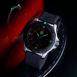 Manta Ray CARBONOX™, 45 mm, G-Collection watch - X2.2147	, UV Shot with green and orange light tubes