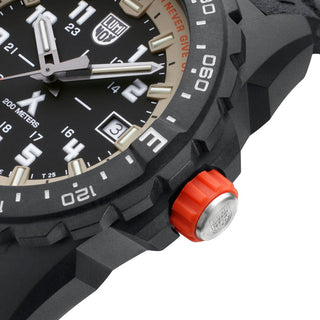 Bear Grylls Survival, 43 mm, Outdoor Watch, XB.3731, Detail view with focus on the bezel and screw in crown