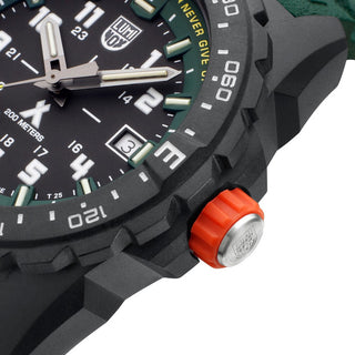Bear Grylls Survival, 43 mm, Outdoor watch, XB.3735, Detail view with focus on the bezel and screw in crown