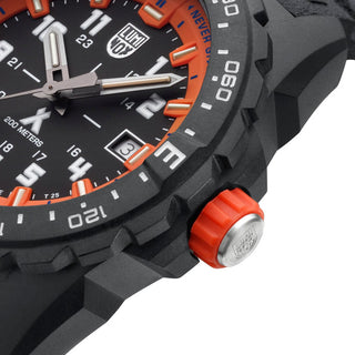 Bear Grylls Survival, 43 mm, Outdoor watch, XB.3739, Detail view with focus on the bezel and screw in crown