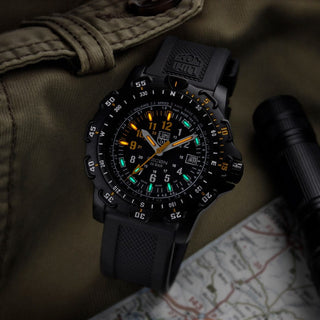 RECON Point Man, 45 mm, Heritage Wristwatch - 8825.H.SET	, UV Shot with green and orange light tubes