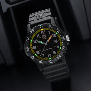 Leatherback Sea Turtle Giant, 44 mm, Outdoor Watch - 0327	, UV Shot with green and orange light tubes
