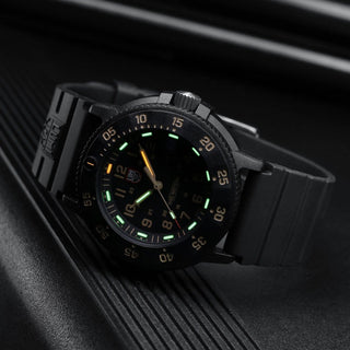 Original Navy SEAL, 43 mm, Dive Watch - 3001.EVO.OR.S, UV shot with green and orange light tubes