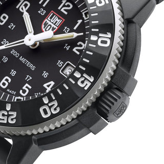 Navy SEAL Original, 45 mm, Heritage Dive Watch - 3001.H.SET	, Detail view with focus on the bezel and crown