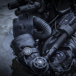 Navy SEAL Original, 45 mm, Heritage Dive Watch - 3001.H.SET	, Mood image with wrist watch worn