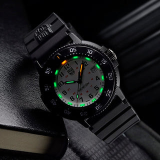 Original Navy SEAL, 43 mm, Dive Watch - 3007.EVO.S	, UV Shot with green and orange light tubes