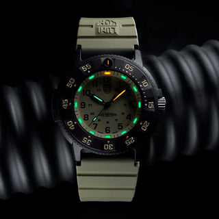 Original Navy SEAL, 43 mm, Dive Watch - 3010.EVO.S	, UV Shot with green and orange light tubes