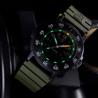 Original Navy SEAL, 43 mm, Dive Watch - 3013.EVO.S	, UV Shot with green and orange light tubes