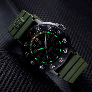 Original Navy SEAL, 43 mm, Dive Watch - 3013.EVO.S	, UV Shot with green and orange light tubes