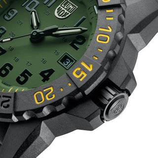 Navy Seal Foundation, 45 mm, Military Dive Watch - XS.3517.NSF.SET	Detail view with focus on the bezel and crown