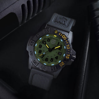 Navy Seal Foundation, 45 mm, Military Dive Watch - XS.3517.NSF.SET	UV Shot with green and orange light tubes