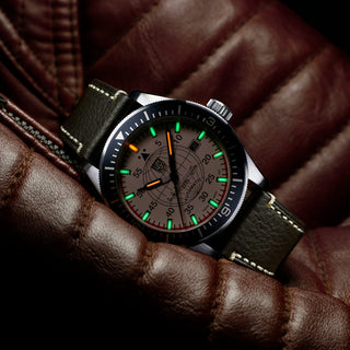 Air Automatic Constellation, 42 mm, Pilot Watch - 9607, UV Shot with green and orange light tubes