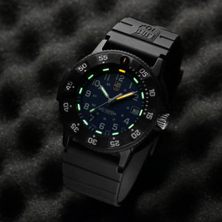 Original Navy SEAL, 43 mm, Dive Watch - 3001.EVO.OR, UV shot with green and orange light tubes