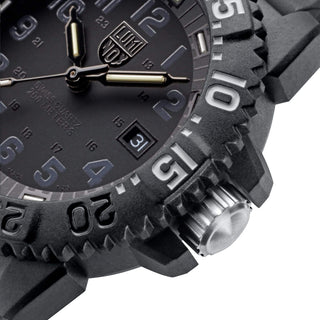 Navy SEAL, 44 mm, Military Dive Watch - 3051.GO.NSF, Detail view with focus on the dive bezel and crown