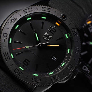 Pacific Diver, 44 mm, Dive Watch - 3121.BO, UV Shot with green and orange light tubes