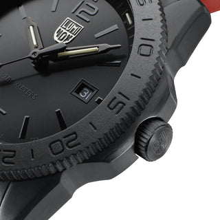 Pacific Diver, 44 mm, Diver Watch - 3121.BO.RF, Detail view with focus on the CARBONOX™ bezel and screw in crown 