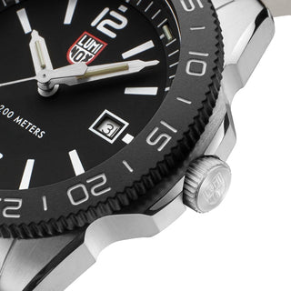 Pacific Diver, 44 mm, Diver Watch - 3121.WF, Detail view with focus on the CARBONOX™ bezel and screw in crown 