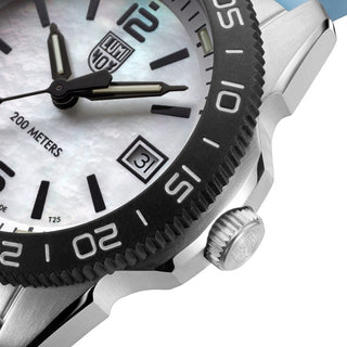 Pacific Diver, 39 mm, Diver Watch, 3124M, Detail view with focus on the bezel and crown
