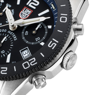 Pacific Diver Chronograph, 44 mm, Diver Watch - 3143, Detail view with focus on the diving bezel and screw in crown 