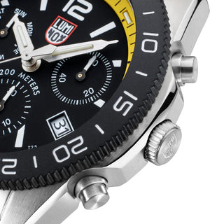 Pacific Diver Chronograph, 44 mm, Diver Watch - 3145, Detail view with focus on the diving bezel and screw in crown 