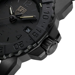 Navy SEAL Steel, 45 mm, Dive Watch - 3251.BO.CB, Detail view with focus on the diving bezel and screw in crown 
