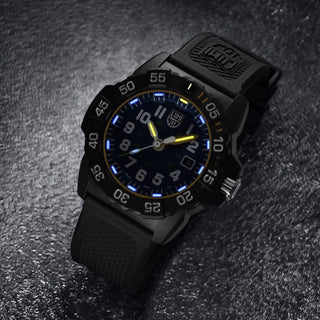 NAVY Seal, 45 mm, Military Dive Watch - 3503.NSF, UV Shot with blue and yellow light tubes