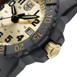 Navy SEAL 3500 GOLD LIMITED EDITION, Detail view with focus on the diving bezel and screw in crown